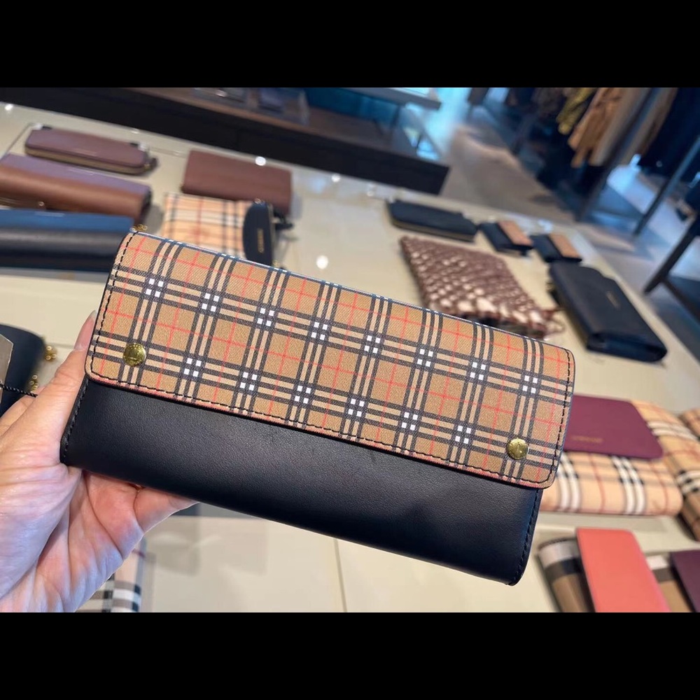 NWT BURBERRY CHECKED CONTINENTAL WALLET IN BLACK
